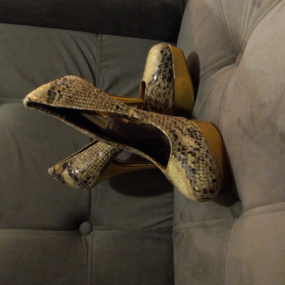 Snake skin like and gold, Steve Madden stiletto pumps FOR SALE!!
